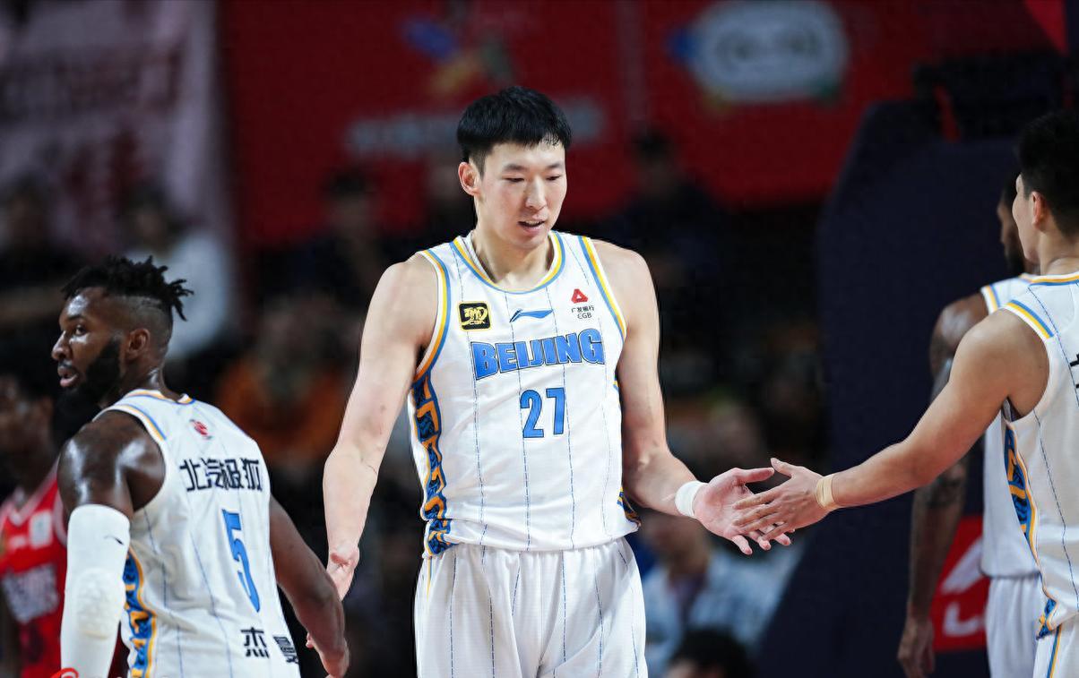 星空体育-杜锋尴尬!两弟子进国家队,2米26中锋不靠他,郭士强照顾老东家